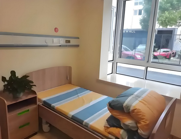 深圳入户企业法人_活佛王兴夫“点化”140位女信徒，全程不穿衣服，场面失控 每月没有等几乎结余工资